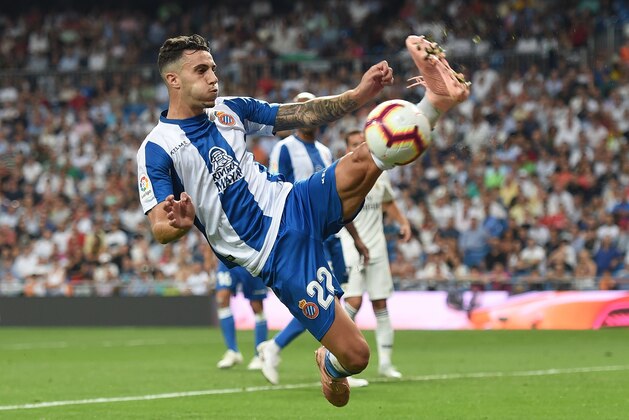 MADRID, SPAIN - SEPTEMBER 22:  Mario Hermoso of RCD Espanyol controls the ball during the La Liga match between Real Madrid CF and RCD Espanyol at Estadio Santiago Bernabeu on September 22, 2018 in Madrid, Spain. (Photo by Denis Doyle/Getty Images,)