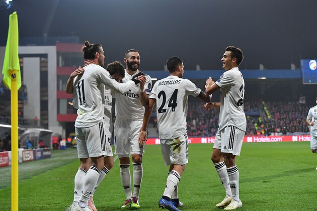 Real Madrid's Welsh forward Gareth Bale (L) is congratulated by teammates after scoring during the UEFA Champions League group G football match Viktoria Plzen v Real Madrid in Plzen, Czech Republic on November 7, 2018. (Photo by JOE KLAMAR / AFP)        (Photo credit should read JOE KLAMAR/AFP/Getty Images)