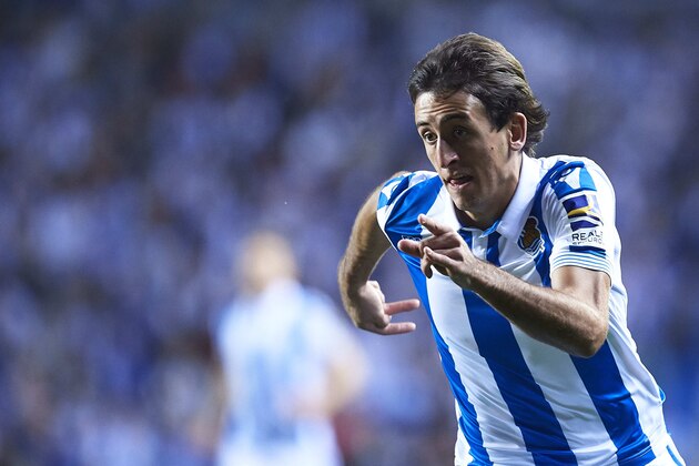 SAN SEBASTIAN, SPAIN - OCTOBER 22:  Mikel Oyarzabal of Real Sociedad  looks on during the La Liga match between Real Sociedad and Girona FC at Estadio Anoeta on October 22, 2018 in San Sebastian, Spain.  (Photo by Juan Manuel Serrano Arce/Getty Images)