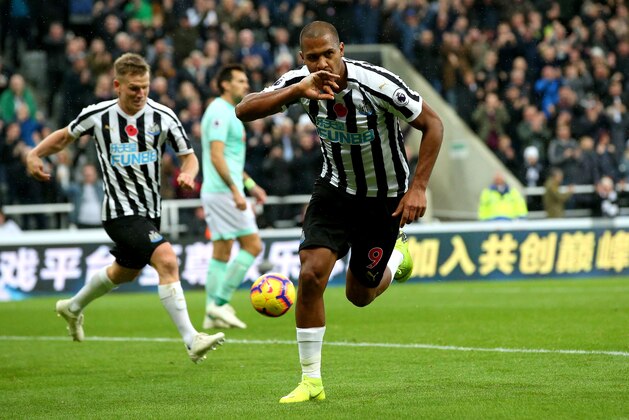 NEWCASTLE UPON TYNE, ENGLAND - NOVEMBER 10:  Salomon Rondon of Newcastle United celebrates after scoring his team's second goal during the Premier League match between Newcastle United and AFC Bournemouth at St. James Park on November 10, 2018 in Newcastle upon Tyne, United Kingdom.  (Photo by Alex Livesey/Getty Images)