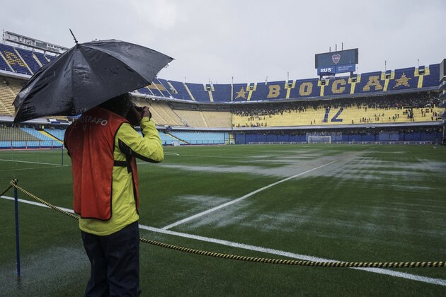 View of the Bombonera Stadium, before the Copa Libertadores 2018 final first leg football match in Buenos Aires, Argentina, on November 10, 2018. (Photo by Eitan ABRAMOVICH / AFP) / The erroneous mention[s] appearing in the metadata of this photo by ALEJANDRO PAGNI has been modified in AFP systems in the following manner: [Eitan Abramovich] instead of [Alejandro Pagni]. Please immediately remove the erroneous mention[s] from all your online services and delete it (them) from your servers. If you have been authorized by AFP to distribute it (them) to third parties, please ensure that the same actions are carried out by them. Failure to promptly comply with these instructions will entail liability on your part for any continued or post notification usage. Therefore we thank you very much for all your attention and prompt action. We are sorry for the inconvenience this notification may cause and remain at your disposal for any further information you may require.        (Photo credit should read EITAN ABRAMOVICH