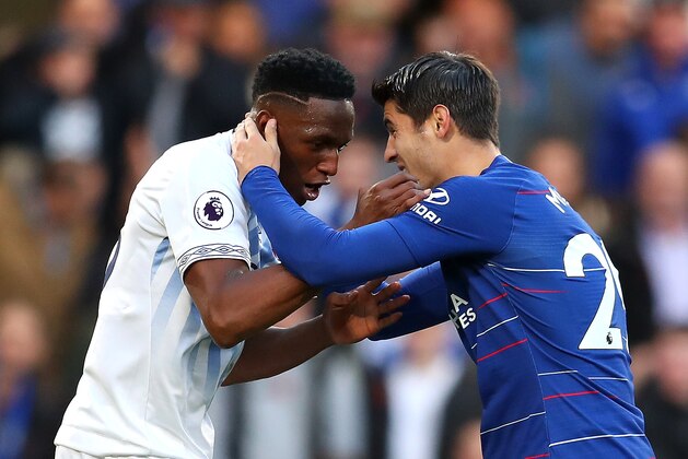 LONDON, ENGLAND - NOVEMBER 11:  Yerry Mina of Everton and Alvaro Morata of Chelsea react during the Premier League match between Chelsea FC and Everton FC at Stamford Bridge on November 11, 2018 in London, United Kingdom.  (Photo by Catherine Ivill/Getty Images)