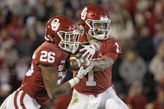 NORMAN, OK - NOVEMBER 10: Quarterback Kyler Murray #1 hands off to running back Kennedy Brooks #26 of the Oklahoma Sooners at Gaylord Family Oklahoma Memorial Stadium on November 10, 2018 in Norman, Oklahoma. Oklahoma defeated Oklahoma State 48-47. (Photo by Brett Deering/Getty Images)