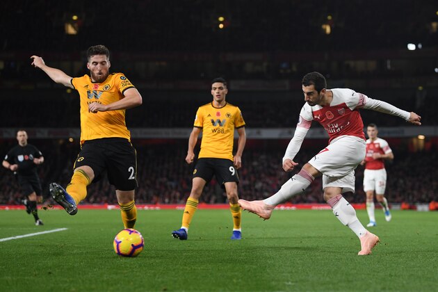 LONDON, ENGLAND - NOVEMBER 11:  Henrikh Mkhitaryan of Arsenal passes the ball under pressure from Matt Doherty of Wolverhampton Wanderers during the Premier League match between Arsenal FC and Wolverhampton Wanderers at Emirates Stadium on November 11, 2018 in London, United Kingdom.  (Photo by Shaun Botterill/Getty Images)