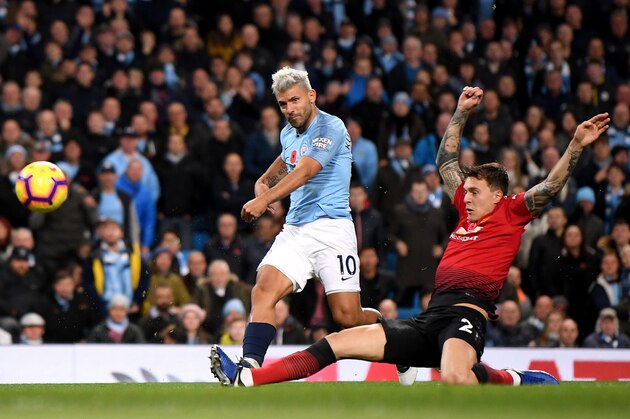 MANCHESTER, ENGLAND - NOVEMBER 11:  Sergio Aguero of Manchester City scores his team's second goal past David De Gea of Manchester United while being challenged by Victor Lindelof of Manchester United during the Premier League match between Manchester City and Manchester United at Etihad Stadium on November 11, 2018 in Manchester, United Kingdom.  (Photo by Laurence Griffiths/Getty Images)