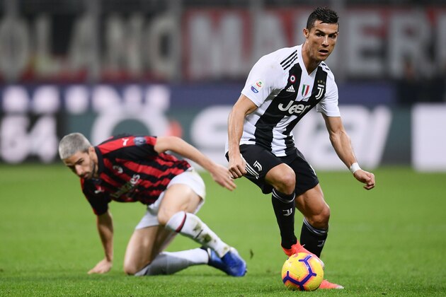 Juventus' Portuguese forward Cristiano Ronaldo (r) outruns AC Milan's Italian forward Fabio Borini during the Italian Serie A football match AC Milan vs Juventus on November 11, 2018 at the San Siro stadium in Milan. (Photo by Marco BERTORELLO / AFP)        (Photo credit should read MARCO BERTORELLO/AFP/Getty Images)