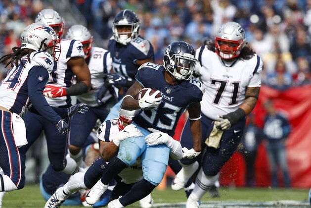 NASHVILLE, TN - NOVEMBER 11: Dion Lewis #33 of the Tennessee Titans runs with the ball during the first quarter against the New England Patriots at Nissan Stadium on November 11, 2018 in Nashville, Tennessee. (Photo by Wesley Hitt/Getty Images)