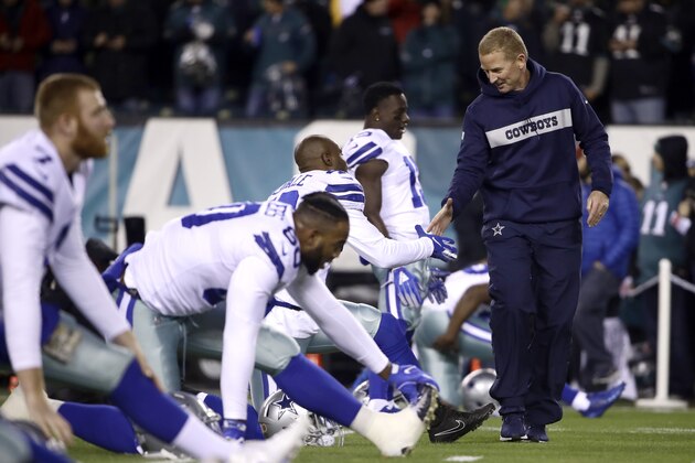 Dallas Cowboys head coach Jason Garrett, right, talks with running back Jamize Olawale prior to an NFL football game against the Philadelphia Eagles, Sunday, Nov. 11, 2018, in Philadelphia. (AP Photo/Matt Rourke)