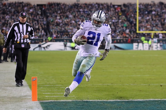 PHILADELPHIA, PA - NOVEMBER 11:  Running back Ezekiel Elliott #21 of the Dallas Cowboys scores a touchdown against the Philadelphia Eagles in the fourth quarter during the fourth quarter at Lincoln Financial Field on November 11, 2018 in Philadelphia, Pennsylvania.  (Photo by Brett Carlsen/Getty Images)