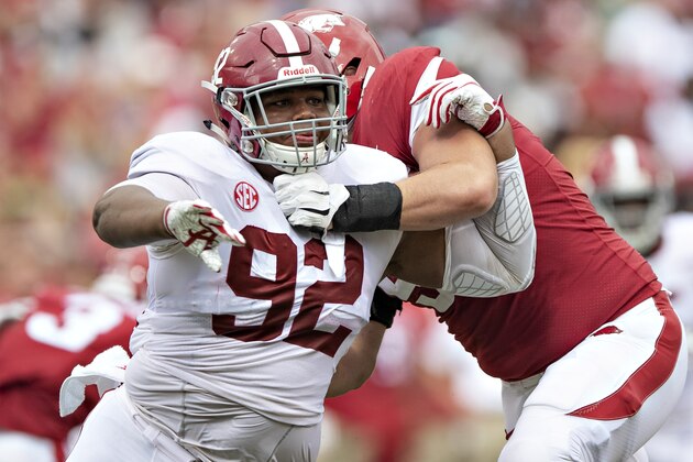 FAYETTEVILLE, AR - OCTOBER 6:  Quinnen Williams #92 of the Alabama Crimson Tide rushes the quarterback during a game against the Arkansas Razorbacks at Razorback Stadium on October 6, 2018 in Tuscaloosa, Alabama.  The Crimson Tide defeated the Razorbacks 65-31.  (Photo by Wesley Hitt/Getty Images)