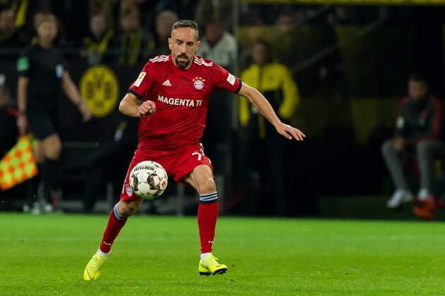 DORTMUND, GERMANY - NOVEMBER 10: Franck Ribery of Bayern Muenchen controls the ball during the Bundesliga match between Borussia Dortmund and FC Bayern Muenchen at Signal Iduna Park on November 10, 2018 in Dortmund, Germany. (Photo by TF-Images/Getty Images)