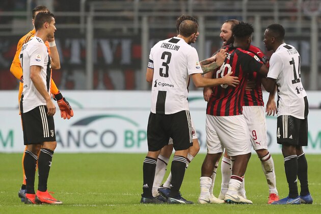 MILAN, ITALY - NOVEMBER 11:  Gonzalo Higuain (C) of AC Milan shows his anger for receiving the red card during the Serie A match between AC Milan and Juventus at Stadio Giuseppe Meazza on November 11, 2018 in Milan, Italy.  (Photo by Marco Luzzani/Getty Images)