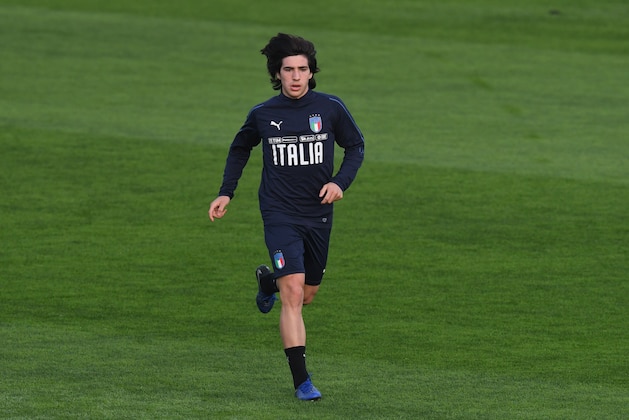 FLORENCE, ITALY - NOVEMBER 12:  Sandro Tonali of Italy in action during a training session at Centro Tecnico Federale di Coverciano on November 12, 2018 in Florence, Italy.  (Photo by Claudio Villa/Getty Images)