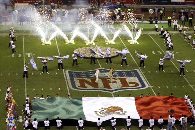 En esta foto de archivo del 2 de octubre de 2005, se observa un espectáculo con la bandera mexicana antes de un partido de la NFL entre los Cardinals de Arizona y 49ers de San Francisco en la Ciudad de México. La NFL regresa al estadio Azteca 11 años después para el partido del lunes, 21 de noviembre de 2016, entre los Texans y Raiders. (AP Photo/Marco Ugargte, File)