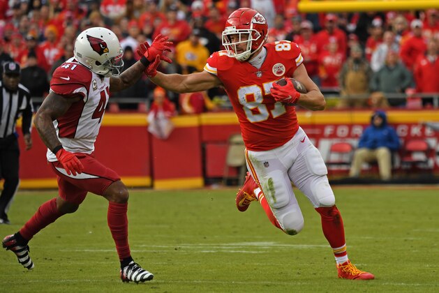 KANSAS CITY, MO - NOVEMBER 11:  Tight end Travis Kelce #87 of the Kansas City Chiefs runs up field after catching a pass against pressure from free safety Antoine Bethea #41 of the Arizona Cardinals during the second half on November 11, 2018 at Arrowhead Stadium in Kansas City, Missouri.  (Photo by Peter G. Aiken/Getty Images)