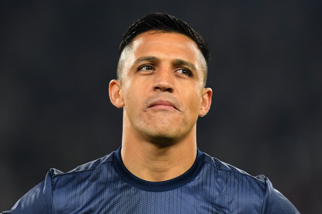 TURIN, ITALY - NOVEMBER 07: Alexis Sánchez of Manchester United FC looks on before the Group H match of the UEFA Champions League between Juventus and Manchester United at  on November 7, 2018 in Turin, Italy.  (Photo by Alessandro Sabattini/Getty Images )