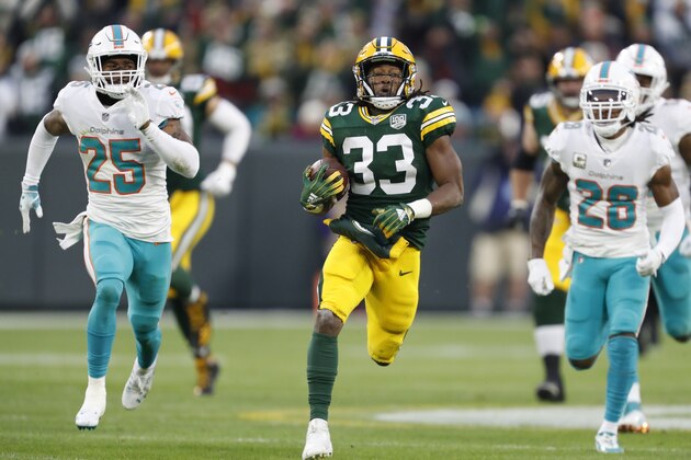 Aaron Jones, de los Packers de Green Bay, se escapa 67 yardas en la primera mitad del juego ante los Dolphins de Miami el domingo 11 de noviembre de 2018 en Green Bay. (AP Foto/Matt Ludtke)