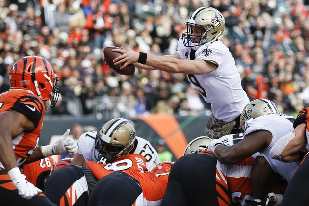 El quarterback Drew Brees (9), se estira para lograr el touchdown por los Saints de Nueva Orleáns, en el duelo de NFL ante los Bengals, en Cincinnati, el domingo 11 de noviembre de 2018. (AP Foto/Frank Victores)
