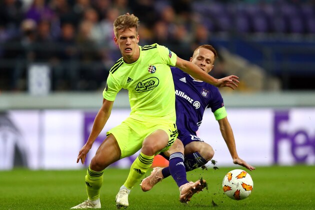 BRUSSELS, BELGIUM - OCTOBER 04:  Adrien Trebel of RSC Anderlecht tackles Dani Olmo of Dinamo Zagreb during the UEFA Europa League Group D match between RSC Anderlecht and Dinamo Zagreb at Constant Vanden Stock Stadium on October 4, 2018 in Brussels, Belgium.  (Photo by Dean Mouhtaropoulos/Getty Images)
