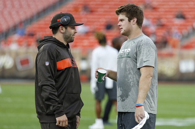 Cleveland Browns quarterback Baker Mayfield, left, talks with New York Jets quarterback Sam Darnold before an NFL football game between the Browns and the Jets, Thursday, Sept. 20, 2018, in Cleveland. (AP Photo/Ron Schwane)