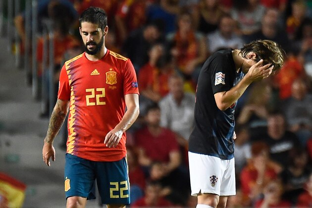 Croatia's midfielder Luka Modric (R) reacts next to Spain's midfielder Isco after a new goal by Spain during the UEFA Nations League A group 4 football match between Spain and Croatia at the Manuel Martinez Valero stadium in Elche on September 11, 2018. (Photo by JOSE JORDAN / AFP)        (Photo credit should read JOSE JORDAN/AFP/Getty Images)