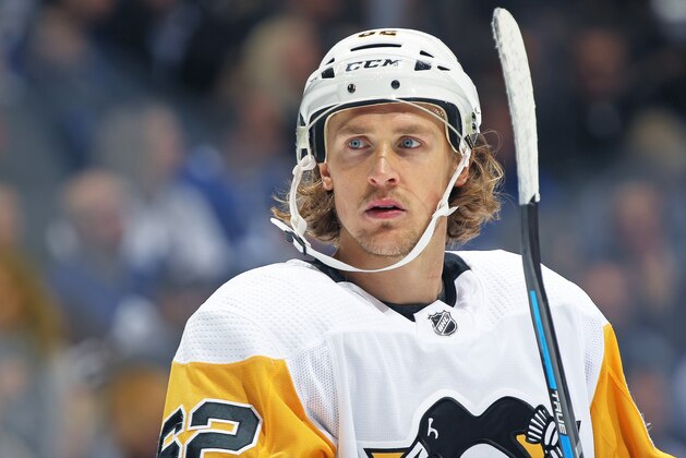 TORONTO, ON - OCTOBER 18: Carl Hagelin #62 of the Pittsburgh Penguins waits for a faceoff against the Toronto Maple Leafs during an NHL game at Scotiabank Arena on October 18, 2018 in Toronto, Ontario, Canada. The Penguins defeated the Maple Leafs 3-0.(Photo by Claus Andersen/Getty Images)