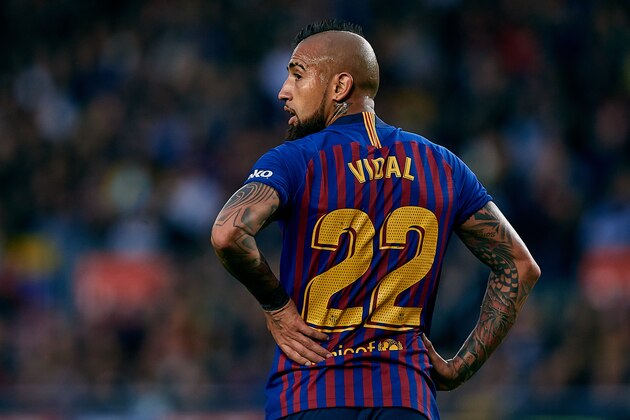 BARCELONA, SPAIN - NOVEMBER 11: Arturo Vidal of FC Barcelona looks back during the La Liga match between FC Barcelona and Real Betis Balompie at Camp Nou on November 11, 2018 in Barcelona, Spain. (Photo by David Aliaga/MB Media/Getty Images)