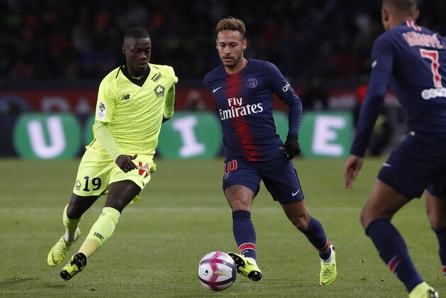 PSG's Neymar, center, controls the ball ahead of LOSC Lille's Nicolas Pepe, left, during to the League One soccer match between Paris Saint-Germain and Lille at the Parc des Princes stadium in Paris, Friday, Nov. 2, 2018. (AP Photo/Thibault Camus)