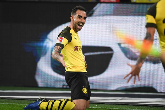 Dortmund's Spanish forward Paco Alcacer celebrate after scoring the 3-2 goal during the German first division Bundesliga football match BVB Borussia Dortmund v FC Bayern Munich in Dortmund, western Germany, on November 10, 2018. (Photo by Patrik STOLLARZ / AFP) / RESTRICTIONS: DFL REGULATIONS PROHIBIT ANY USE OF PHOTOGRAPHS AS IMAGE SEQUENCES AND/OR QUASI-VIDEO        (Photo credit should read PATRIK STOLLARZ/AFP/Getty Images)