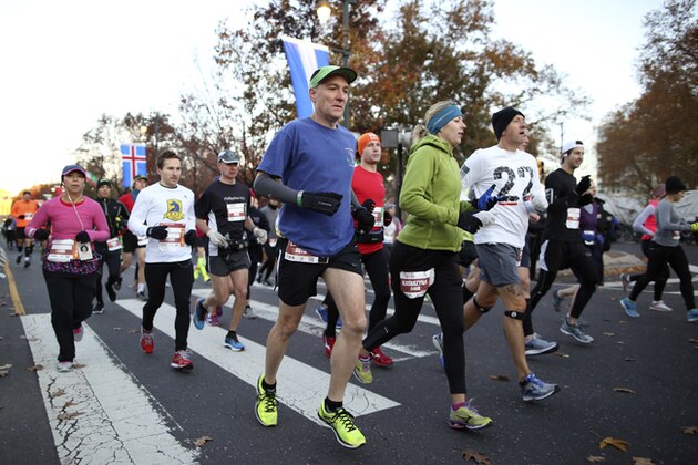 Runners make their way down the Benjamin Franklin Parkway in Philadelphia at the start of the Philadelphia Marathon, Sunday Nov. 20, 2016. (AP Photo/ Joseph Kaczmarek)