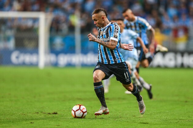 PORTO ALEGRE, BRAZIL - OCTOBER 02: Everton of Gremio during the match between Gremio and Atletico Tucuman, part of Copa Conmebol Libertadores 2018, at Arena do Gremio on October 02, 2018, in Porto Alegre, Brazil. (Photo by Lucas Uebel/Getty Images)