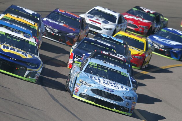 Kevin Harvick (4) leads the field for the green flag start during a NASCAR Cup Series auto race on Sunday, Nov. 11, 2018, in Avondale, Ariz. (AP Photo/Rick Scuteri)