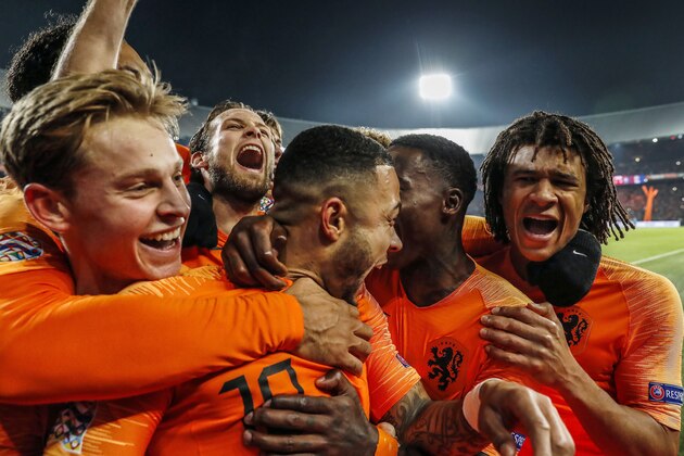 (L-R) Frenkie de Jong of Holland, Virgil van Dijk of Holland, Daley Blind of Holland, Memphis Depay of Holland, Quincy Promes of Holland, Nathan Ake of Holland during the UEFA Nations League A group 1 qualifying match between The Netherlands and France at stadium De Kuip on November 16, 2018 in Rotterdam, The Netherlands(Photo by VI Images via Getty Images)