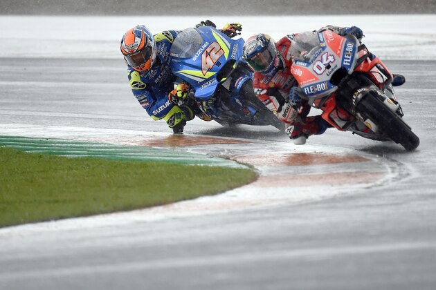 Team SUZUKI ECSTAR's Spanish rider Alex Rins (L) and Ducati Team's Italian rider Andrea Dovizioso compete during the MotoGP race of the Valencia Grand Prix at the Ricardo Tormo racetrack in Cheste, on November 18, 2018. (Photo by JOSE JORDAN / AFP)        (Photo credit should read JOSE JORDAN/AFP/Getty Images)