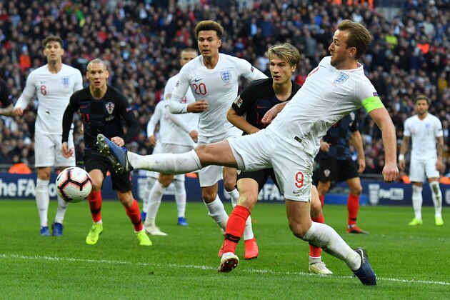 England's striker Harry Kane passes the ball for England's midfielder Jesse Lingard to score their first goal during the international UEFA Nations League football match between England and Croatia at Wembley Stadium in London on November 18, 2018. (Photo by Ben STANSALL / AFP) / NOT FOR MARKETING OR ADVERTISING USE / RESTRICTED TO EDITORIAL USE        (Photo credit should read BEN STANSALL/AFP/Getty Images)