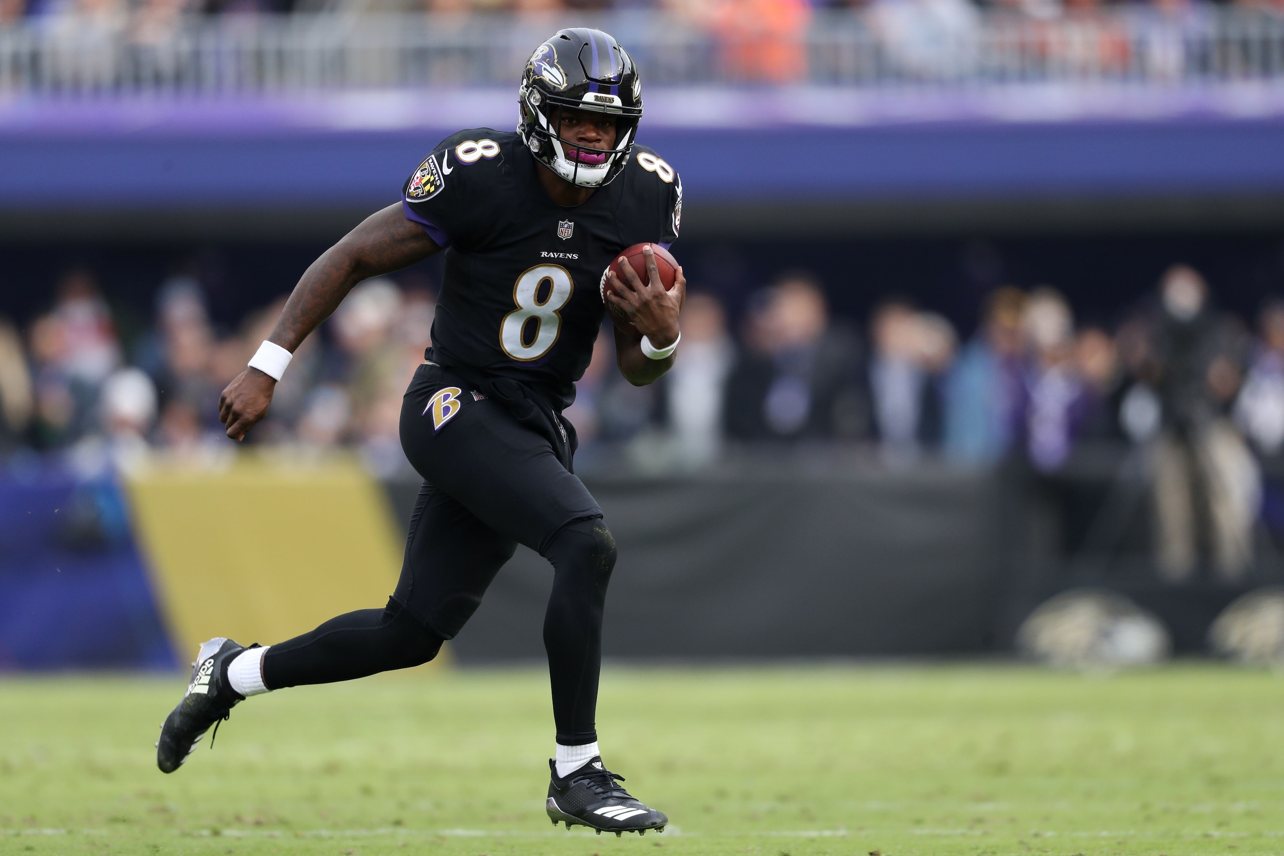 BALTIMORE, MD - NOVEMBER 18: Quarterback Lamar Jackson #8 of the Baltimore Ravens carries the ball in the first quarter against the Cincinnati Bengals at M&T Bank Stadium on November 18, 2018 in Baltimore, Maryland. (Photo by Patrick Smith/Getty Images)