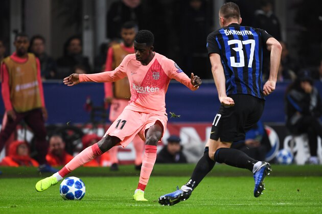 MILAN, ITALY - NOVEMBER 06:  Ousmane Dembele of Barcelona  and Milan Skriniar of Inter compete for the ball during the Group B match of the UEFA Champions League between FC Internazionale and FC Barcelona at San Siro Stadium on November 06, 2018 in Milan, Italy. (Photo by Etsuo Hara/Getty Images)