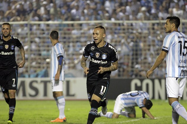 Everton Ribeiro de Freitas Castro of Brazilian Gremio celebrates after scoring a goal against Argentinian Atletico Tucuman during their Copa Libertadores football match at the Jose Fierro stadium in Tucuman, northern Argentina, on September 18, 2018. (Photo by Walter Monteros / AFP)        (Photo credit should read WALTER MONTEROS/AFP/Getty Images)
