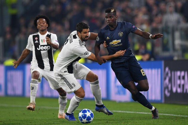 TURIN, ITALY - NOVEMBER 07:  Paul Pogba of Manchester United is challenged by Sami Khedira of Juventus during the UEFA Champions League Group H match between Juventus and Manchester United at  Allianz Stadium on November 07, 2018 in Turin, Italy. (Photo by Shaun Botterill/Getty Images)