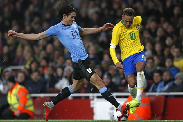 Uruguay's striker Edinson Cavani (L) vies with Brazil's striker Neymar during the international friendly football match between Brazil and Uruguay at The Emirates Stadium in London on November 16, 2018. (Photo by Adrian DENNIS / AFP)        (Photo credit should read ADRIAN DENNIS/AFP/Getty Images)