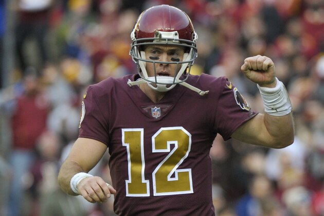 Colt McCoy (12) festeja una anotación de Adrian Peterson contra Houston el 18 de noviembre del 2018 en Landover, Maryland. McCoy será el nuevo quarterback de los Redskins tras la lesión que impedirá a Alex Smith jugar el resto de la temporada. (AP Photo/Mark Tenally)