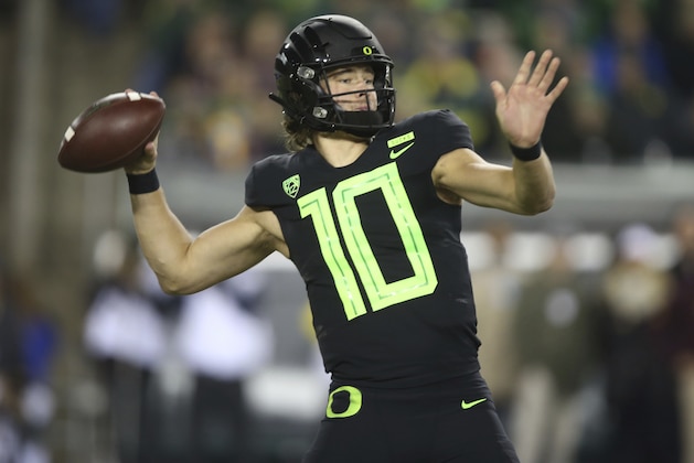Oregon quarterback Justin Herbert throws down field against Arizona State during the first quarter of an NCAA college football game Saturday, Nov. 17, 2018, in Eugene, Ore. (AP Photo/Chris Pietsch)