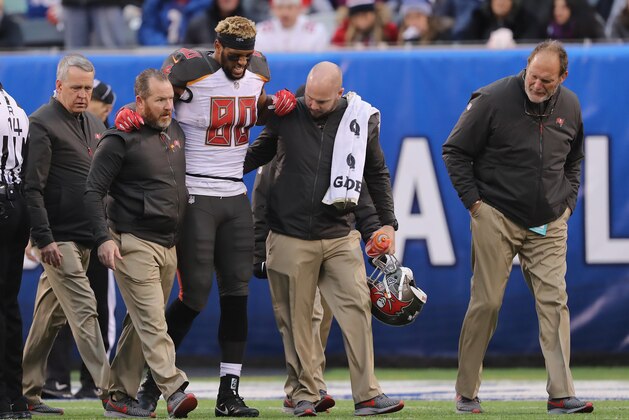 EAST RUTHERFORD, NJ - NOVEMBER 18:  Tight end O.J. Howard #80 of the Tampa Bay Buccaneers is helped off the field after he was injured during the fourth quarter playing against the New York Giants at MetLife Stadium on November 18, 2018 in East Rutherford, New Jersey. The New York Giants won 38-35.  (Photo by Elsa/Getty Images)