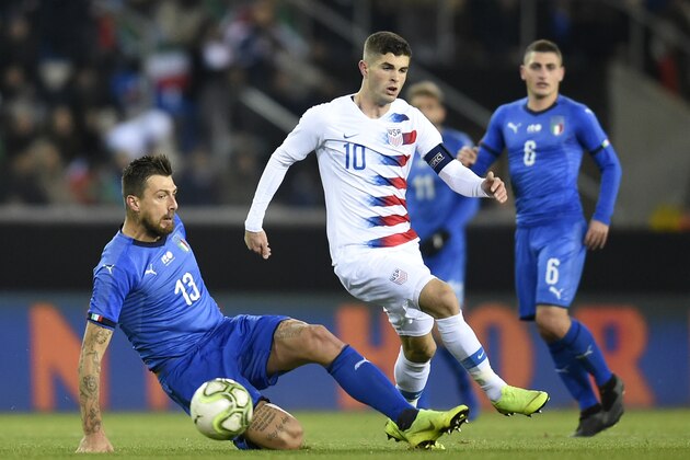 Italy's defender Francesco Acerbi (L) and Unites States' midfielder Christian Pulisic (R) vie for the ball during the friendly football match between Italy and the USA at the Luminus Arena Stadium in Genk on November 20, 2018. (Photo by JOHN THYS / AFP)        (Photo credit should read JOHN THYS/AFP/Getty Images)