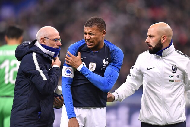 PARIS, FRANCE - NOVEMBER 20:  Kylian Mbappe of France reacts after being injured following a tackle by Uruguay's goalie Martin Campana during the international friendly match between France and Uruguay at Stade de France on November 20, 2018 in Paris, France.  (Photo by Aurelien Meunier/Getty Images)