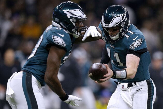 NEW ORLEANS, LA - NOVEMBER 18: Carson Wentz #11 of the Philadelphia Eagles hands the ball to Josh Adams #33 during a game against the New Orleans Saints at the Mercedes-Benz Superdome on November 18, 2018 in New Orleans, Louisiana.  (Photo by Jonathan Bachman/Getty Images)