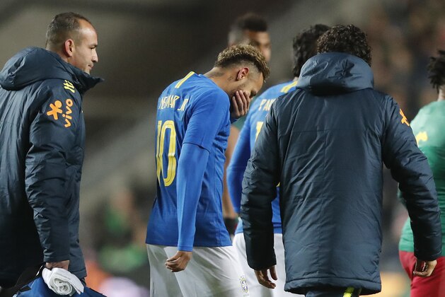 Brazil's Neymar leaves the pitch injured during the International friendly soccer match between Brazil and Cameroon at MK Stadium in Milton Keynes, England, Tuesday, Nov. 20, 2018 . (AP Photo/Frank Augstein)