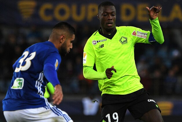 Lille's Ivorian forward Nicolas Pepe (R) vies with Strasbourg's French midfielder Anthony Caci (L) during the French League Cup football match between Strasbourg (RCSA) and Lille (LOSC) on October 30, 2018 at the Meinau stadium in Strasbourg, eastern France. (Photo by PATRICK HERTZOG / AFP)        (Photo credit should read PATRICK HERTZOG/AFP/Getty Images)