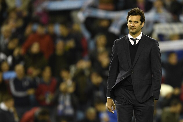 VIGO, SPAIN - NOVEMBER 11: Head coach  Santiago Solari of Real Madrid during the La Liga match between RC Celta de Vigo and Real Madrid CF at Abanca-Balaidos on November 11, 2018 in Vigo, Spain. (Photo by Octavio Passos/Getty Images)