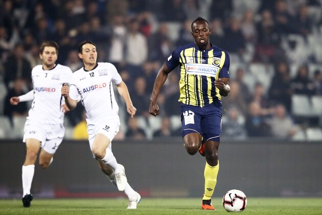 SYDNEY, AUSTRALIA - OCTOBER 12:  Usain Bolt of the Mariners controls the ball during the pre-season friendly match between the Central Coast Mariners and Macarthur South West United at Campbelltown Sports Stadium on October 12, 2018 in Sydney, Australia.  (Photo by Matt King/Getty Images)